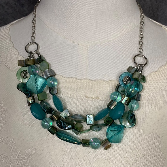 Add a touch of color and elegance to your outfit with this long beaded necklace. - Picture 2 of 3